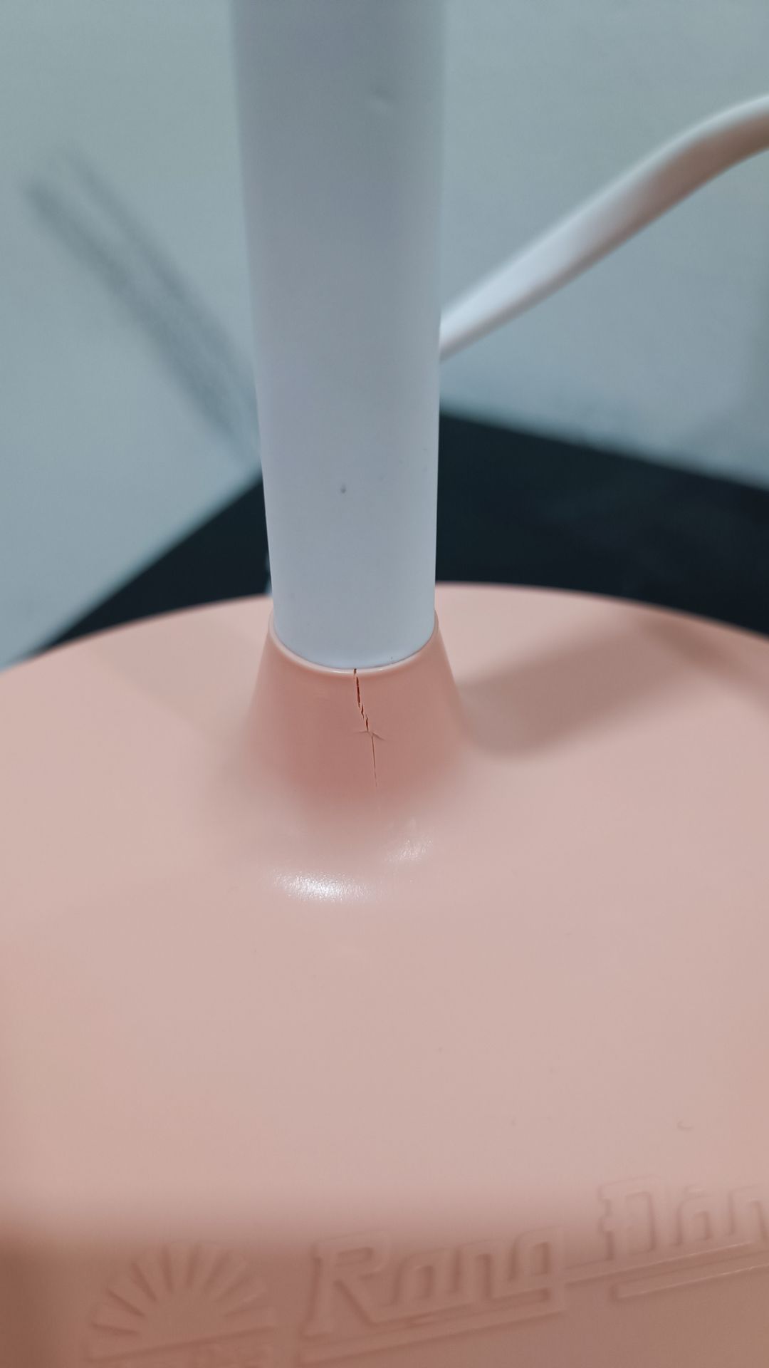 Mình chưa thể hài lòng đc, mình tin tưởng shop, mua 1 đơn cả 2 đèn mà cả 2 đều đã bị nứt phần nhựa, cả 2 đều sản xuất từ T6/2020, cảm giác shop ko chu đáo, ko ktra hàng cẩn thận trc khi giao cho k.h. Rất mong shop rút kinh nghiệm