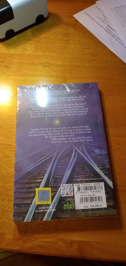 Trời ơi sách nguyên seal mà mình bóc ra nó bị như này nè bùn ghê nhưng mà thôi không sao. Sách đẹp nội dung hấp dẫn nên mua nhà mọi ngườii