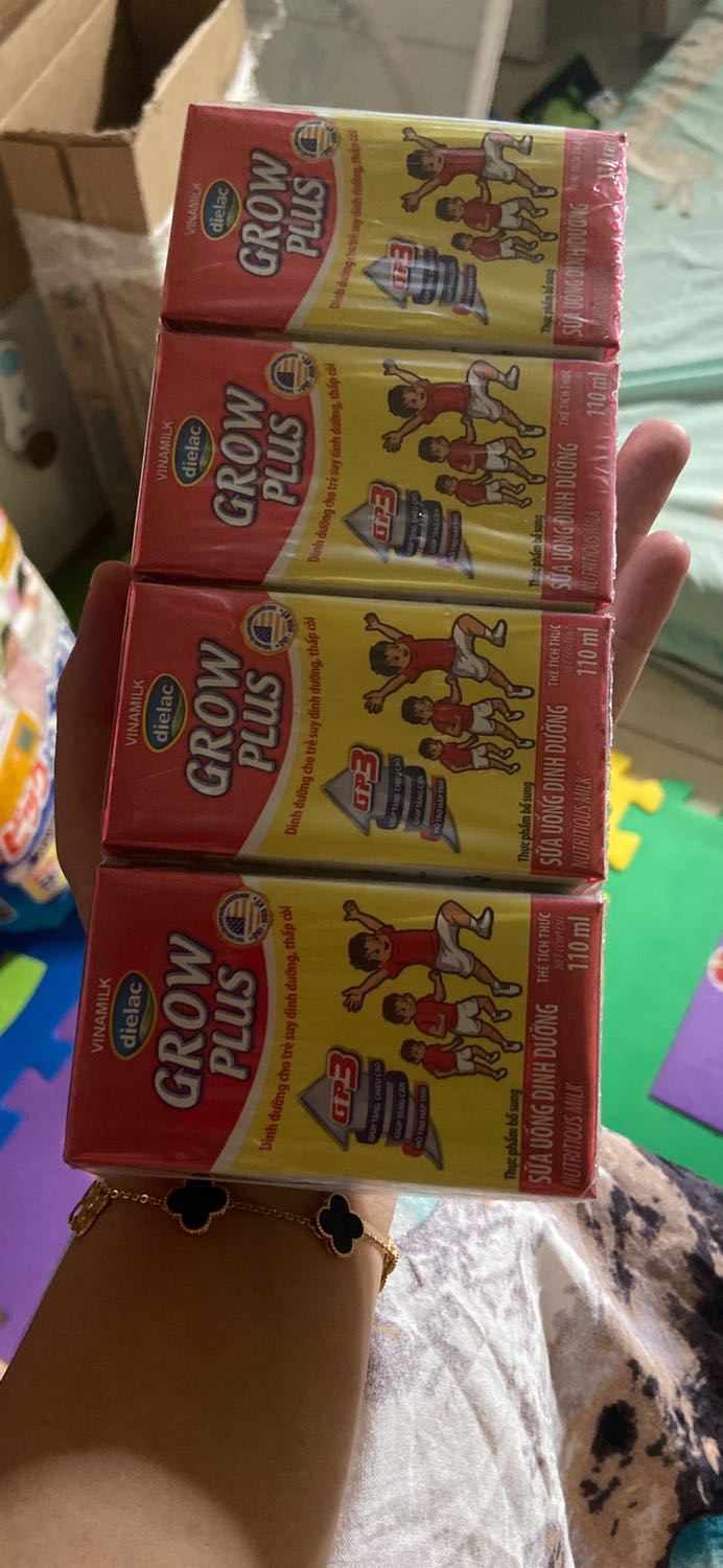 Sữa màu sắc không đậm như trong siêu thị mua nhưng về vị thì ổn, bé thích uống