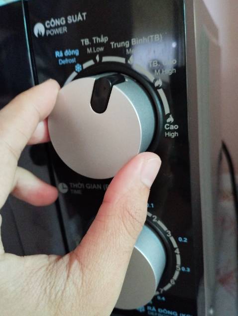 Hoạt động ổn. Tuy vậy chất lượng gia công không tốt. Nút vặn lỏng lẻo, cửa chính cũng vậy. Mang lại cảm giác rẻ tiền. Hoạt động ổn. Tuy vậy chất lượng gia công không tốt. Nút vặn lỏng lẻo, cửa chính cũng vậy. Mang lại cảm giác rẻ tiền.