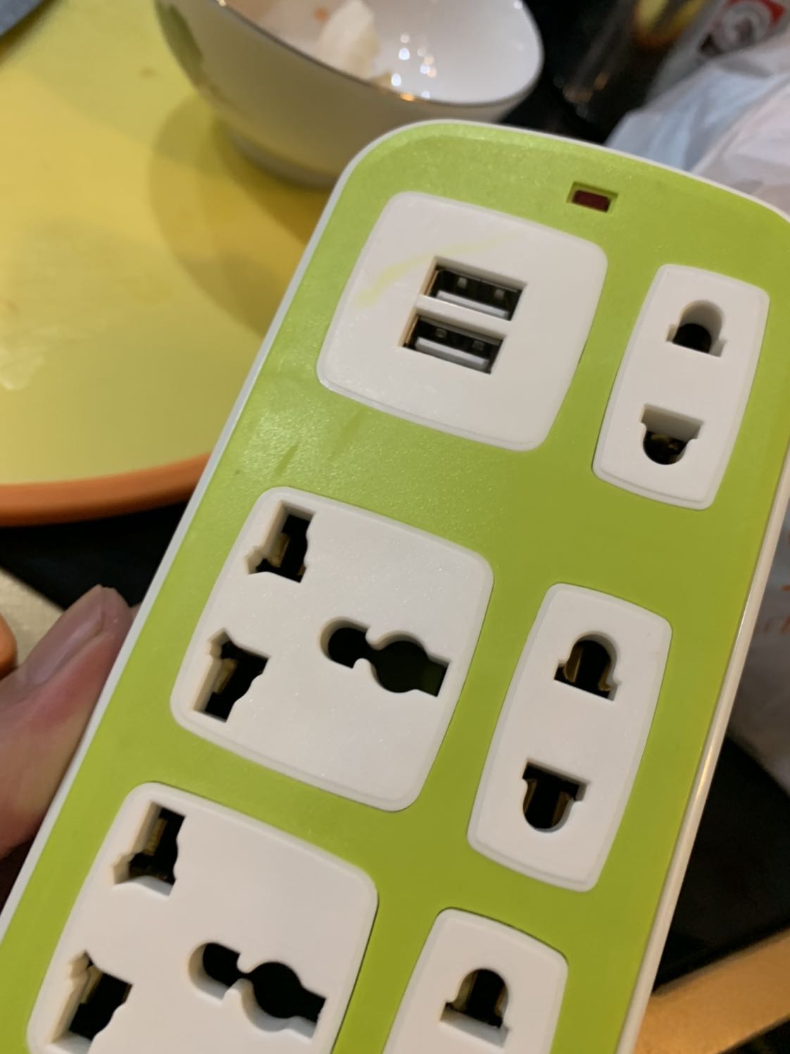 Nhìn hình nhé Tiki, hàng giao sáng nay, đi làm về mở hộp ra thì hỡi ôi, mặt trên trầy vài vết còn mặt dưới thì trầy be bét, ko thể chấp nhận được. Đề nghị tiki đổi sản phẩm mới cho tôi. Lần đầu tiên gặp trường hợp như thế này