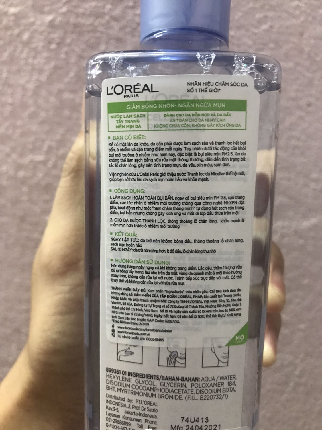 Sản phẩm có kèm theo quà là 1 chai dưỡng da dùng rất mướt. Còn về nước tẩy trang thì dùng lần đầu thấy rất dịu không kích ứng cho da dầu mụn và cảm giác da thì hết dầu, nhờn nhưng không có quá khô căn, thêm nữa bạn nào mua nhầm chai thì cũng đừng quá lo lắng vì chất lương 3 chai là khá tương đồng nhau.