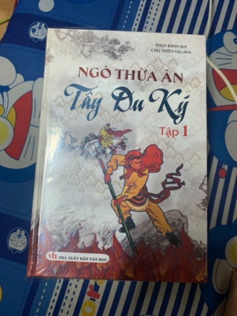 Mình tưởng có hộp nhưng thật ra không hộp, nhưng ko sao, sách bìa cứng rất dày, giấy rất đẹp. Bốn cuốn có màng co, giá sale quá rẻ, shop còn tặng mình thêm một cuốn tiểu thuyết ngắn. Cảm ơn shop nhé