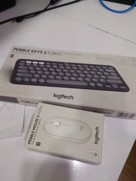 Mua hàng giao không đúng sản phẩm. Liên hệ thì shop không trả lời. Đổi trả thì chờ đợi vô hạn không có cập nhật thông tin gì. Liên hệ lại cả tin nhắn trên Tiki hay gọi đến *** trực tiếp của shop thì không đc. Shop ghi tên chính hãng cửa hàng Logitech mà lại ship hàng từ cửa hàng bán lẻ ở tận Cần Thơ. Dịch vụ và bán hàng rất tệ.