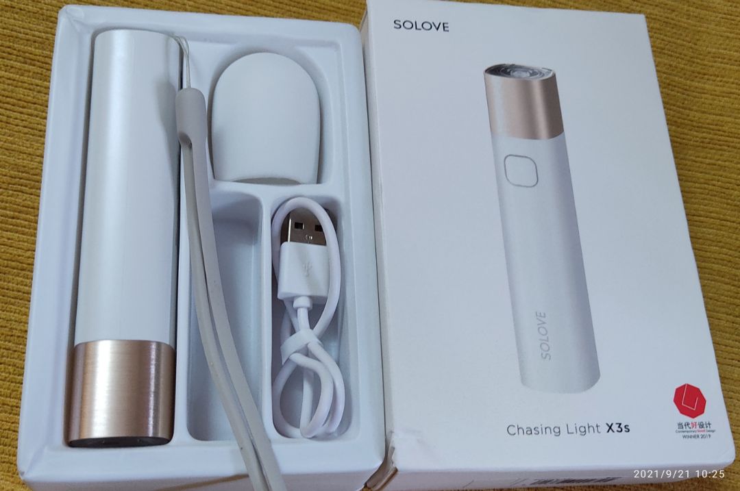 Đây là lần thứ hai mua sản phẩm này. Rất hài lòng với một sản phẩm đẹp, nhỏ gọn, là 1 đèn pin 3 chế độ sáng, vừa dùng như 1 bóng đèn. Pin rất bền, lại có thể dùng như sạc dự phòng nữa. Rất đáng giá.