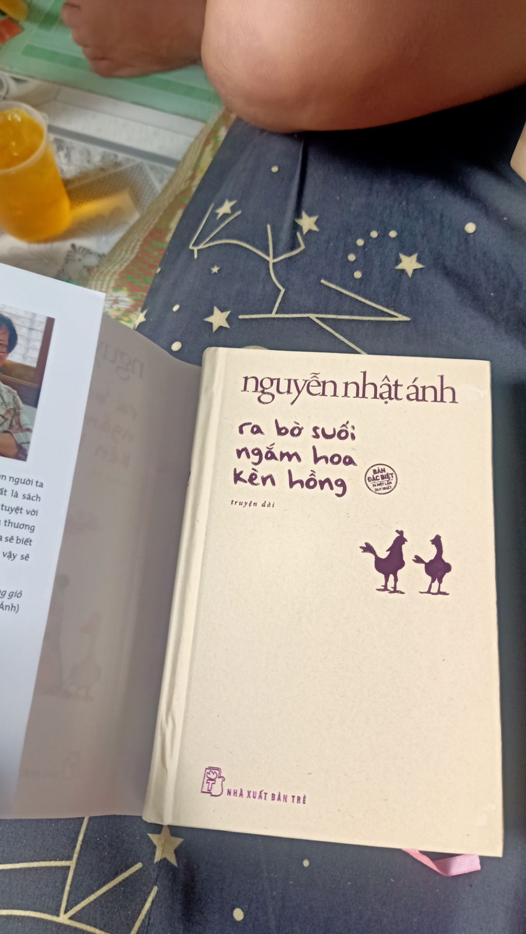 rõ ràng là có yêu cầu bookcare mà không bọc, thất vọng nên đánh giá 1*, mấy khi dùng được mà giờ không bọc, với lại mở bìa ngoài thì thấy bìa trong có vệt rách, gáy nhăn. Bình thường rất thích đặt sách tiki nhưng lần này thật sự tệ hơn bình thường rất nhiều, chất lượng dịch vụ đang đi xuống.