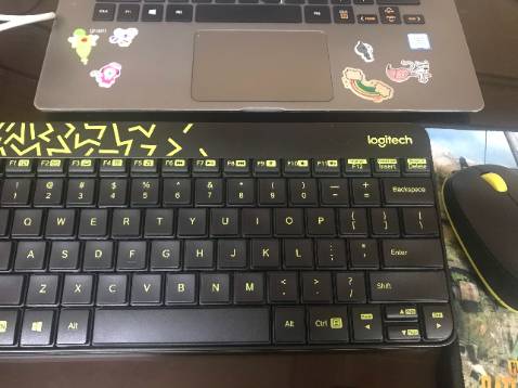 Bàn phím có trọng lượng khá nhẹ. Phù hợp để mang theo/di chuyển. Độ nhạy phím tương đối tốt. Lực gõ phím nhẹ. Độ nảy phù hợp với loại bàn phím giả cơ này. Âm thanh bàn phím khá êm. 

Chuột vừa tay cầm. Tốc độ di chuyển tương đối mượt chấp nhận được, tuy đôi lúc độ đáp ứng có hơi lag và giựt.

Vừa mới sử dụng, chưa nhận xét được độ bền.

Shop đóng gói cẩn thận. Có tặng kèm pin. Giao hàng đúng thời gian. Không thấy phiếu bảo hành.