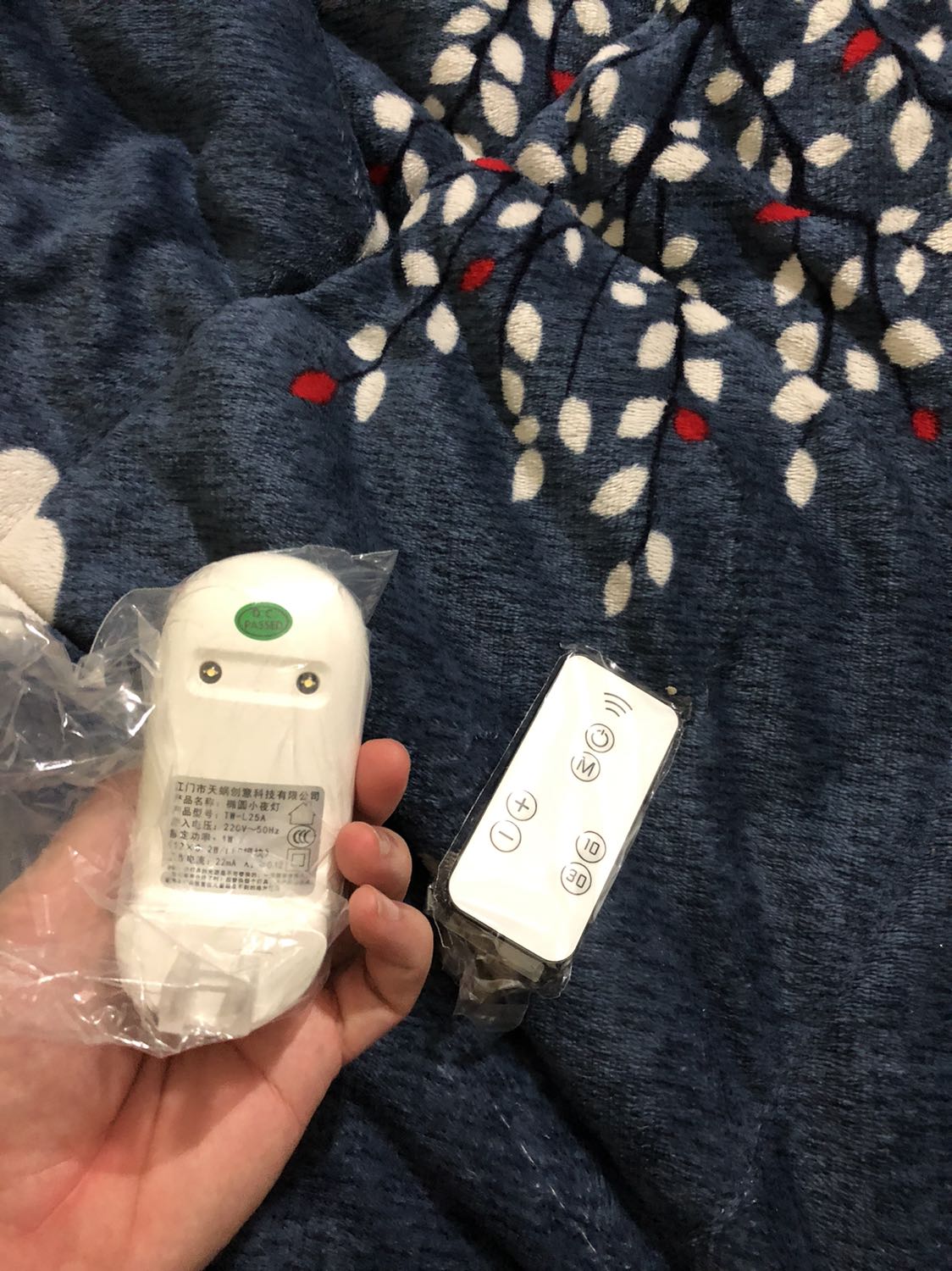 Rất tốt, hàng đúng mô tả, bấm điều khiển cũng nhạy, nhưng hơi thắc mắc là sau mà cái điều khiển hết pin thì thay như thế nào ấy