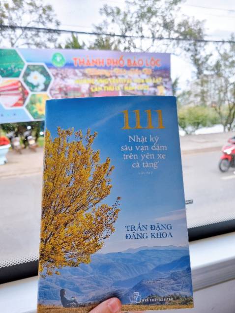 "Nhật ký sáu vạn dặm trên yên xe cà tàng" là một quyển sách thực sự truyền cảm hứng cho những tâm hồn ưa khám phá từ chuyến đi vòng quanh thế giới kéo dài 3 năm bằng xe máy của anh Trần Đặng Đăng Khoa. Đọc sách mình thấy được hình ảnh một người dám làm, dám can đảm bỏ lại tất cả để tự cho mình cơ hội sống với đam mê dù không biết trước được ngày mai sẽ ra sao theo cả nghĩa đen và nghĩa bóng, để hoàn thành được giấc mơ lớn của cuộc đời. Một cuộc đời đáng ngưỡng mộ và nể phục.
Một trích đoạn rất ý nghĩa ngay từ những trang đầu  của cuốn sách: "Còn đáng tiếc hơn nữa với người đã nhận thức được rằng nếu một ngày nào đó không được nhìn ngắm thế gian, không được hoàn thành tâm nguyện về một chuyến đi không hẹn ngày về, không một lần được cảm nhận sự tự do và tìm thấy hạnh phúc thì sau này mất đi sẽ trở thành một linh hồn vất vưởng chìm đắm giữa không gian vô cùng, với nỗi tiếc nuối nghẹn ngào không nguôi vì đã không lựa chọn đi con đường của mình"