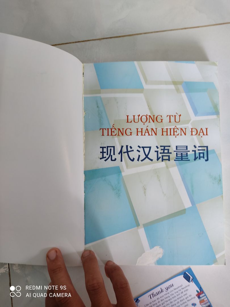 Sách này cũng hết tái bản rồi, giờ còn ít, có lẽ vì vậy nên ncc đành giao sách hơi cũ. Nội dung bên trong rất hay, sách chất lượng cao.