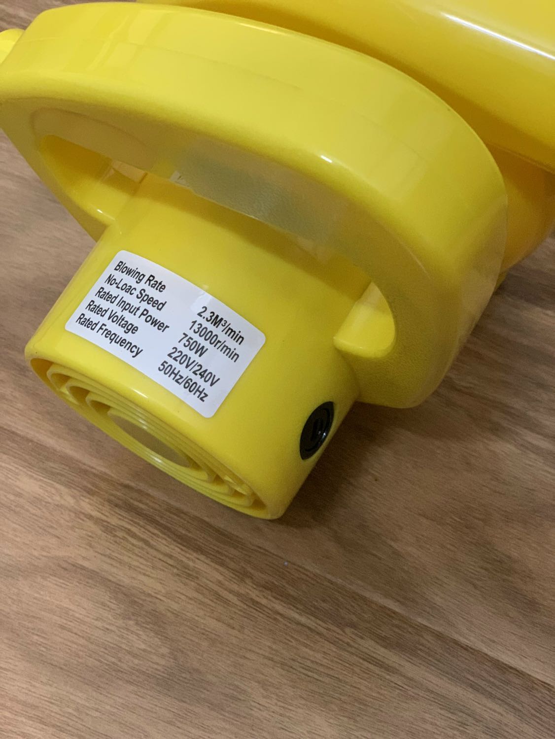 Máy cầm vừa tay, thao tác gọn. Thổi mạnh gớm, xem video nhé. Nãy mình có mở ra check thì lõi đồng như shop mô tả. 
Trước mua con máy 499k giờ cty muốn mua thêm nên thử mua máy này, bước đầu thấy cũng ngon như máy kia. Các bạn yên tâm mua nha.