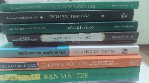 “ Chu dịch huyền giải”  không luận bàn riêng chỉ về Dịch mà cuốn sách là dẫn nhập bàn về cách thức để đọc và hiểu bản chất của dịch. Cuốn sách bao gồm một loạt các tiểu luận ngắn trình bày  vấn đề tri thức luận đông tây kim cổ trong nhấn mạnh loại tri thức tổng quát, một thứ “ Đạo lớn “  bao trùm. “ Không học Dịch thì làm gì rõ được chỗ đầu mối của tạo hóa. Dịch mà thông thì sự lý trong vạn vật tự nhiên thông, Chưa từng thấy kẻ chưa thông dịch lại thông được sự lý của vạn vật”.