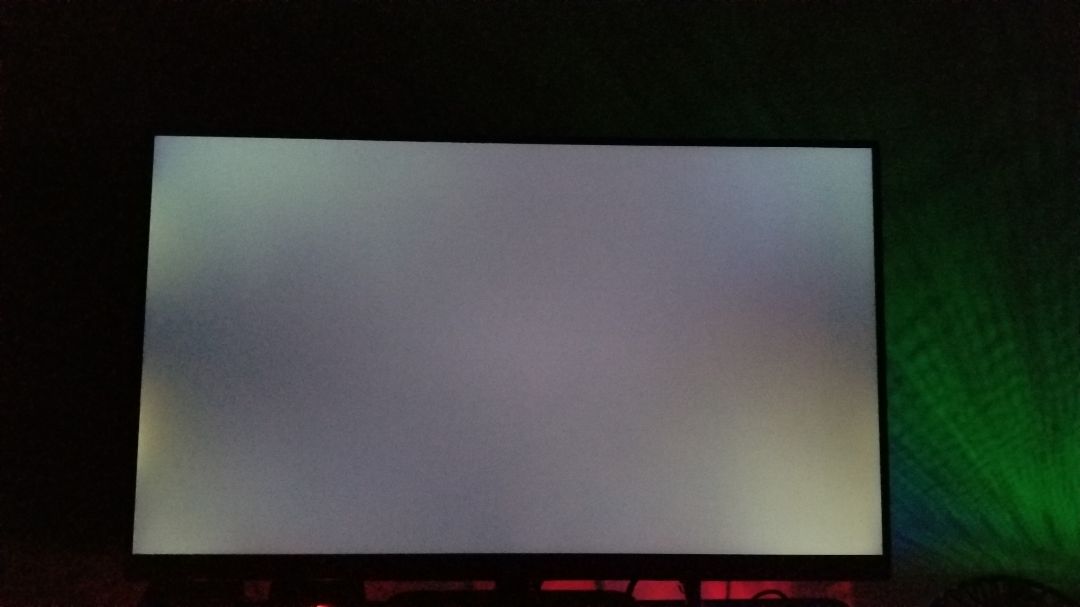 Màn lỗi hở sáng, xem phim mỗi lần chuyển cảnh màu đen bị mấy cục sáng trắng to chà bá nổi lên chèn màn hình.. Để dùng bình thường màu sai, ám vàng.