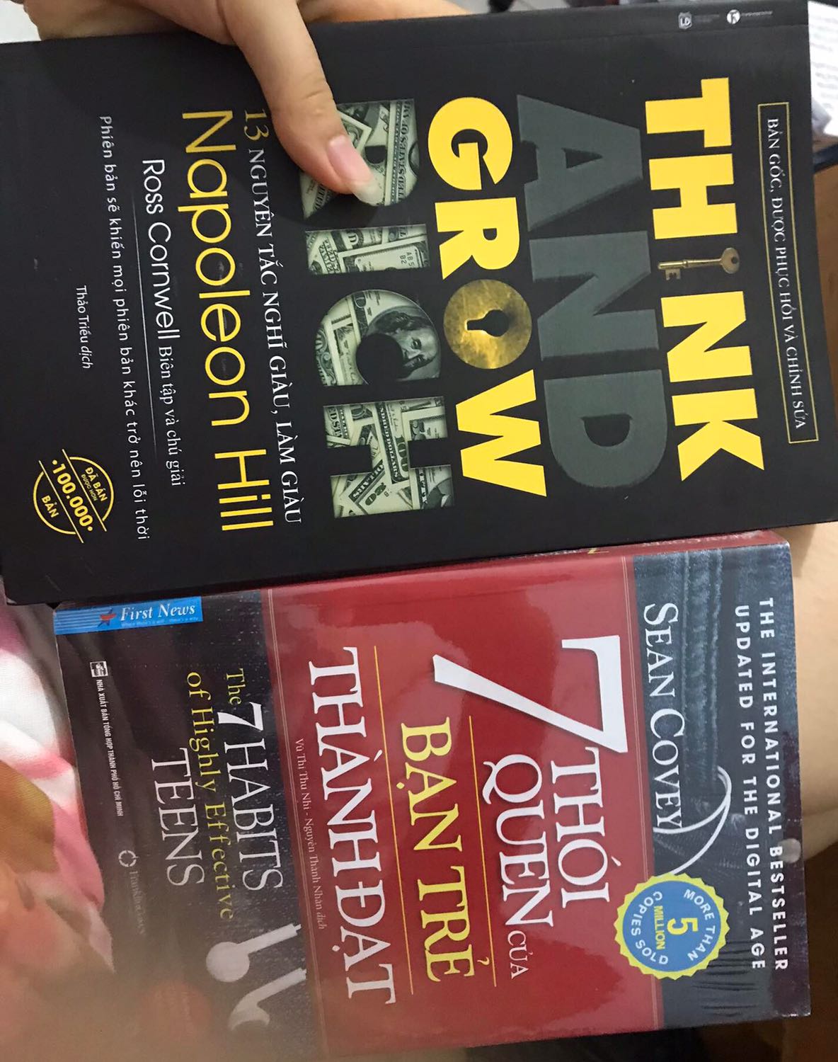 nghe bảo bên tiki trading đóng gói sơ sài nên cũng lo, mà nhận hàng vui quá chừng luôn mn ơi. Dơ sài thì có nhưng mà sách thì nguyên vẹn, không bị gấp khúc gì hết, nhưng bìa sau thì chữ hơi lem, chắc do in hoặc kiểu nó thế. Được anh bạn rủ mua đọc cho có động lực, không biết hay không nhưng mới đọc phần đầu hơi lòng vòng, không cuốn hút lắm. Nào đọc xong còn nhớ sẽ review
