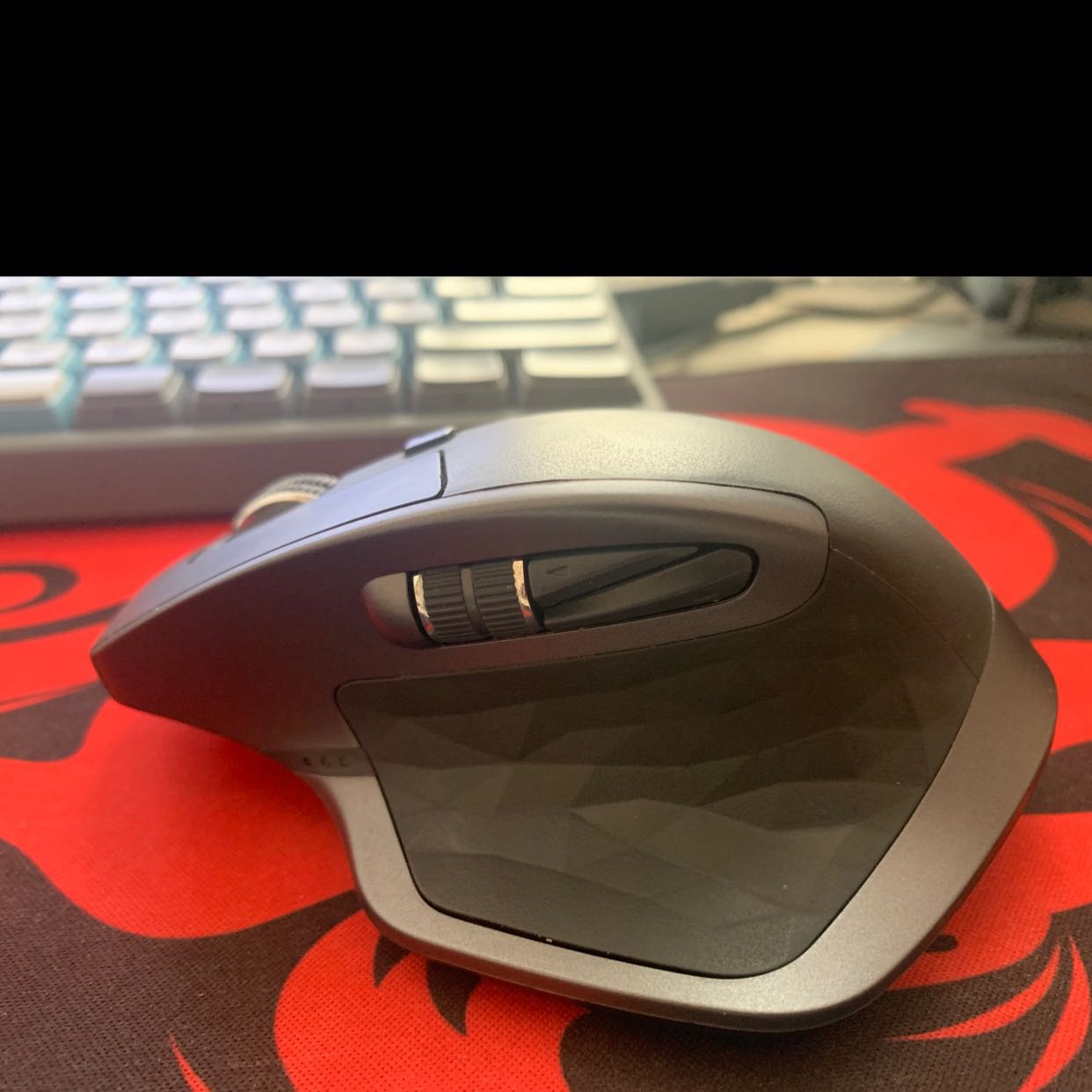 Chưa biết chê gì với sản phẩm này. Trừ việc sử dụng phần mềm logioption trên mac hiện tại chưa được. Mình không hiểu lý do vì sao.
Chuột nặng đầm (hoàn toàn không thích hợp cho việc sử dụng để chơi game). Con lăn có 2 chế độ lăn rất thích. Có thể nói dòng chuột này cực hoàn hảo cho công việc. Việc chuyển đổi qua lại giữa 3 thiết bị cực nhanh và không bị đứt kết nối. Rất xứng đáng. Rào cản duy nhất của nó là giá. :D