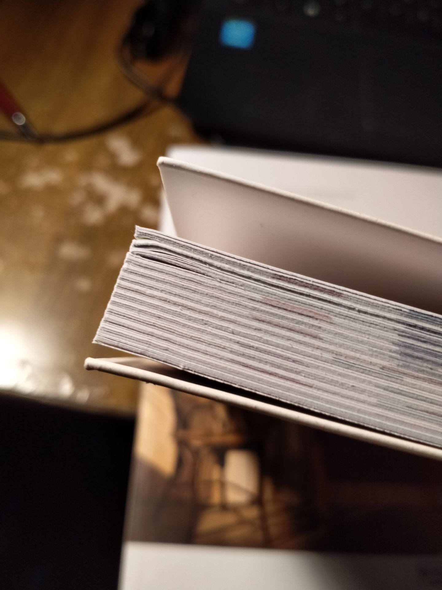 khỏi bàn về nội dung sách đi vì sách chắc chắn tốt r
nhưng về quyển sách này thì lần này mk có cảm giác như sách cũ vậy, màng sách bị loang lổ, bị xước bìa và bụi, k biết có phải do quá trình vận chuyển hay k. Còn nữa cả 3 cuốn sách mk mua đều thấy bụi khá nhiều so vs mọi lần, và đêù kco bọc