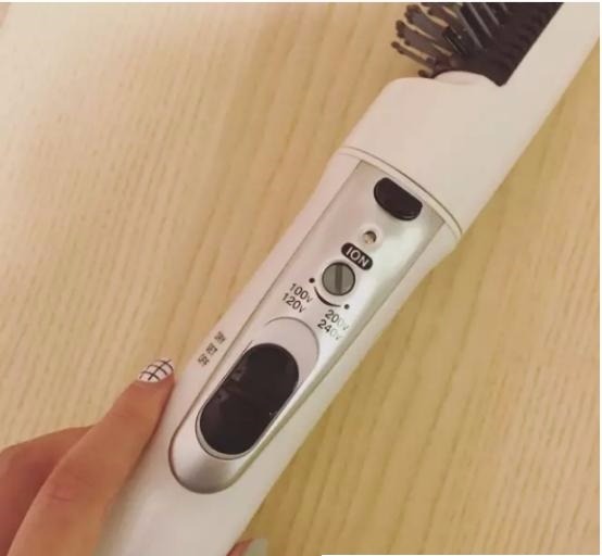 Mình có mua máy này tặng sinh nhật mẹ thôi.
Tóc mẹ mình ngắn ngắn ngang vai à. Kiểu tóc ngắn nó hay bị xòe ra chứ không úp vô mặt.
Thấy mẹ bảo ưng ý lắm, gội đầu xong lau sơ qua, rồi vừa sấy vừa chải.
Tóc mềm sờ vào mát lắm. Làm vậy xong tóc nó sẽ cụp cụp vào trong. Mình có mua máy này tặng sinh nhật mẹ thôi.
Tóc mẹ mình ngắn ngắn ngang vai à. Kiểu tóc ngắn nó hay bị xòe ra chứ không úp vô mặt.
Thấy mẹ bảo ưng ý lắm, gội đầu xong lau sơ qua, rồi vừa sấy vừa chải.
Tóc mềm sờ vào mát lắm. Làm vậy xong tóc nó sẽ cụp cụp vào trong.