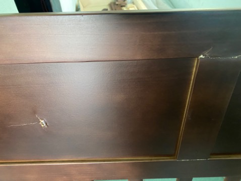 Giao hàng bị hư vài chỗ 
Đồ lắp ráp và vít bị thiếu
Không có hướng dẫn lắp ráp ngăn kéo
Giường cũng khá cứng cáp. Lắp thêm thang giường/ tấm ván làm thang giường thì người 60kg vẫn nằm okie. 
Gỗ làm từ mạt cưa ép nên chỉ vặn vít quá tay sẽ hư ren ngay. Phù hợp với giá tiền.