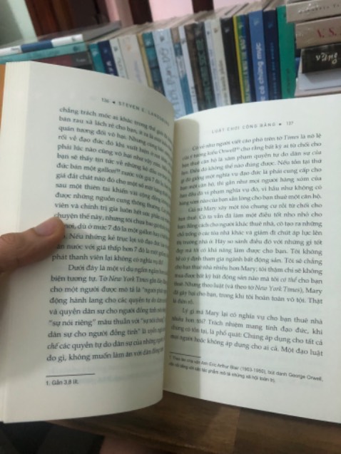 Nội dung cuốn sách nói chung ổn nhưng hơi khó đọc, sách cho mình thêm nhiều kiến thức về các khía cạnh trong cuộc sống cũng như kinh tế, bằng một góc nhìn rất hay. Sách mình mua về hơi cũ một chút nhưng mà Tiki sale sâu quá, lúc mình mua nếu tính cả áp mã giảm giá nữa thì tính ra sale hơn 50% lận, nên vẫn là hời so với thứ mình nhận được (Tuy là mình đọc chỉ hấp thụ hay tiếp thu được tầm 30% thôi ^^)