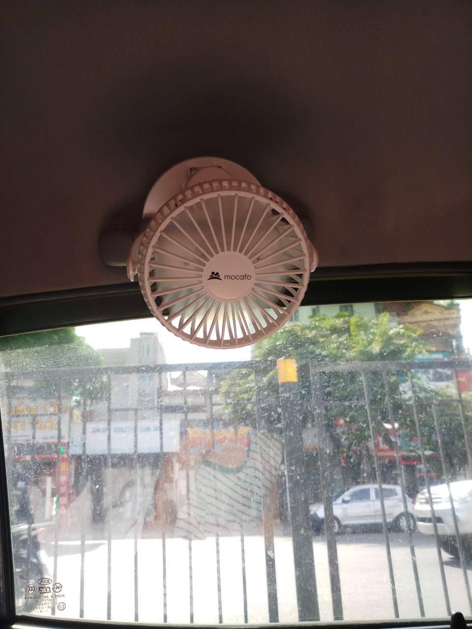 Quạt chạy rất mát, êm ru, được cái tiện kẹp đâu cũng được, từ khi có quạt ngồi ô tô ghế sau cũng mát rượi, thoải mái đi đường dài.