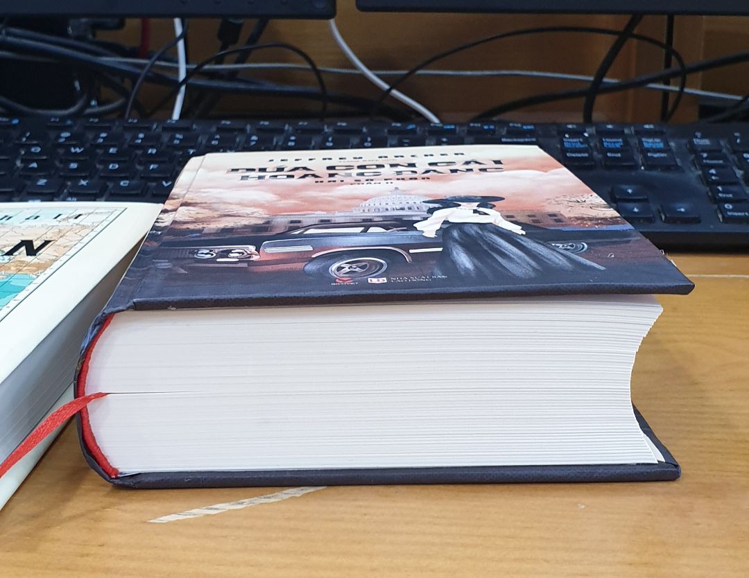 Mình thích truyện Jeffrey Archer từ hồi đọc Hai số phận cách đây hơn 20 năm.
Hy vọng với những lời khen của các bạn, nội dung sẽ cuốn hút và theo giọng văn của cuốn Hai số phận. Ngoài 2 cuốn này, Quyền lực thứ 4 của ông cũng khá cuốn hút đấy.
Tiki giao nhanh, mình chọn giao 02h, chuẩn luôn, chưa đến 2h đã giao. 
Sách khổ bé mà dày cộp. Có kèm bookmark mà mỏng quá, nếu tặng thì nên làm chất lượng hơn.
Bảo quản sách của tiki không tốt lắm, có tình trạng bị óp, dập phần gáy sách. Cho 4,5 sao!