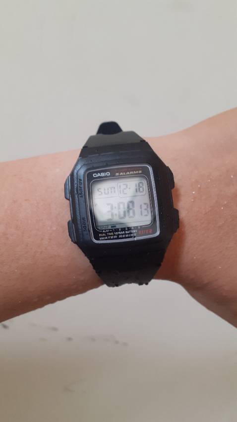 Đồng hồ rất nhẹ, đeo thoải mái.