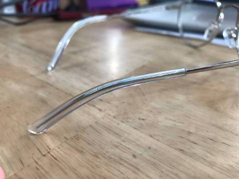 Phần nhựa hay bị tuột ra khỏi gọng.
Nhìn gọng như inox không rỉ nhưng thật ra rỉ rất nhiều. 2 3 ngày phải vệ sinh 1 lần. Rỉ màu xanh như đồng bị ra ten. Kính đã lên gọng rồi nên buộc phải mang, không vút thùng rác cho rồi.