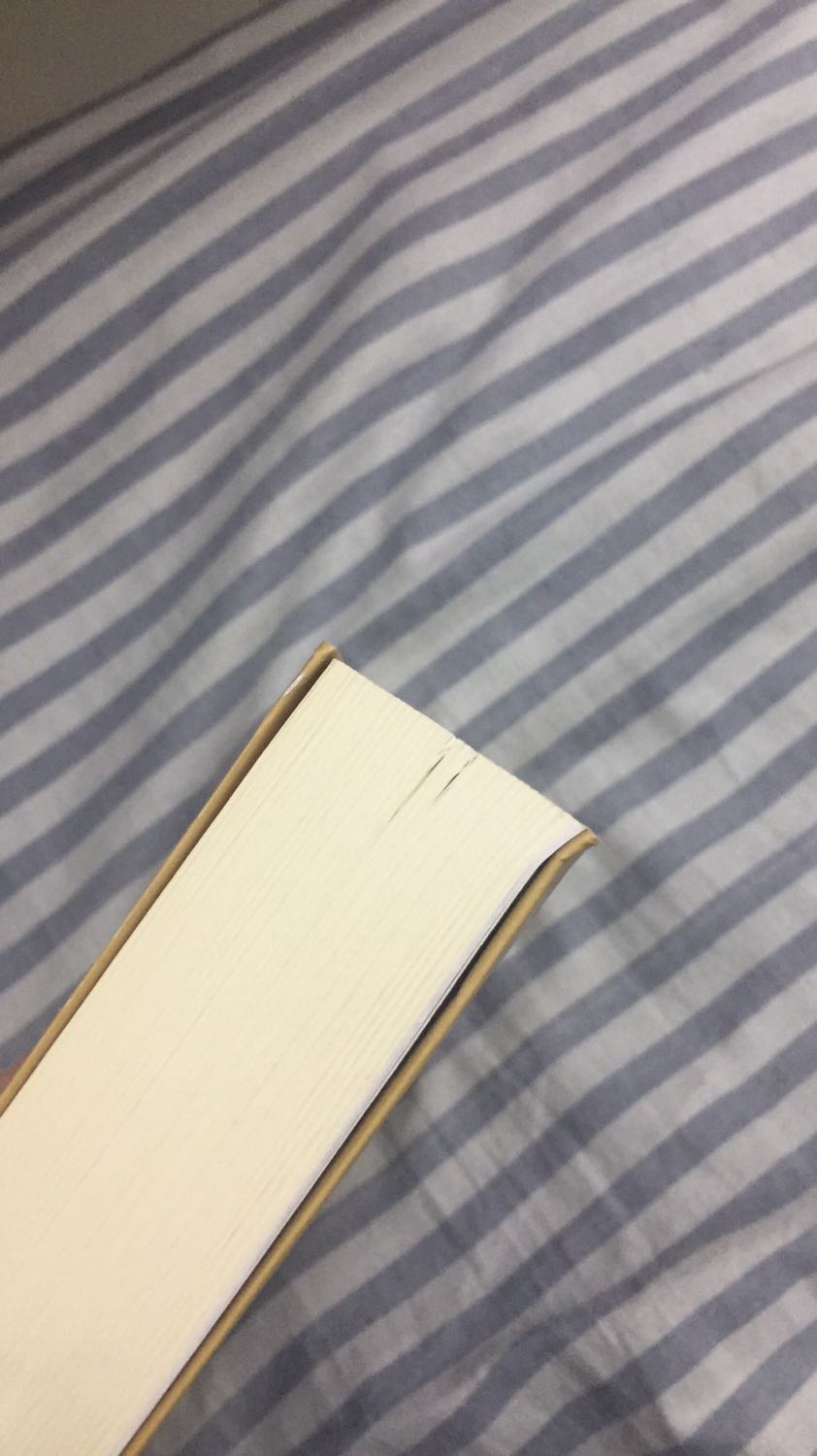 tiểu sử của Van Gogh được viết dưới dạng một tiểu thuyết kể chuyện theo ngôi thứ 3 khá là ổn áp. So với quyển Van Gogh mới của Omegabook thì quyển này chắc chắn là sẽ không đầy đủ thông tin về cuộc đời của Van Gogh bằng ( vì thời đó nguồn tư liệu của tác giả là chưa đầy đủ ). nhưng bù lại ta có thể nhìn vào cuộc đời của Van Gogh dưới góc nhìn của tác giả Irving Stone ( một tác giả chuyên về tiểu thuyết tiểu sử nhưng ở VN mới chỉ dịch quyển Khát vọng sống ). 
về hình thức thì sách có một vài lỗi nhỏ khi vận chuyển ( lỗi thường thấy của loại sách áo ngoài không màng co ) không đáng kể
mình mua quyển này sale 45% í, mn canh thử xem ^^ đáng đọc nhe