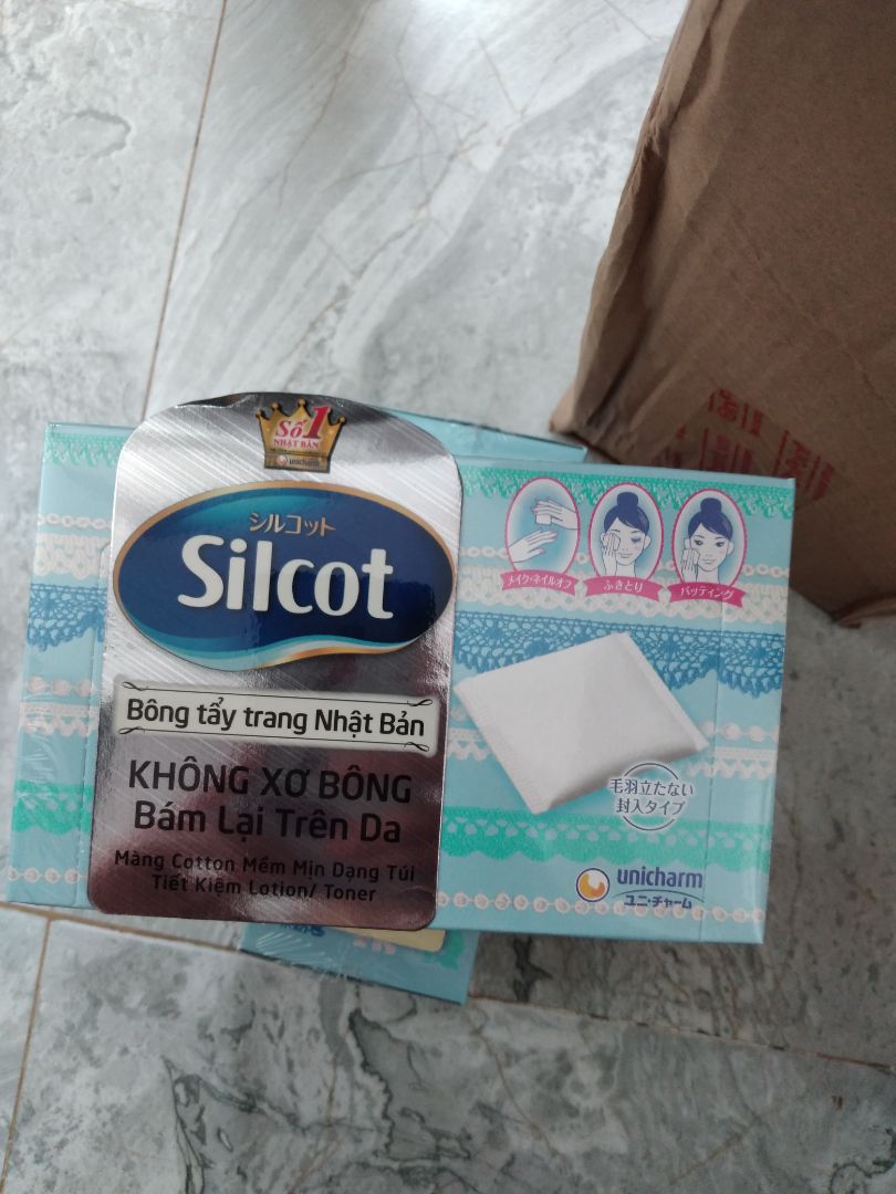 lò nướng đẹp..thích hợp cho gia đình 4 người, lòng lò có thể nướng 1 con gà, phụ kiện đầy đủ, có que xiên nữa, rất hài lòng, khay nướng có sơn lớp tĩnh điện màu đen nữa nhìn sang trọng lắm