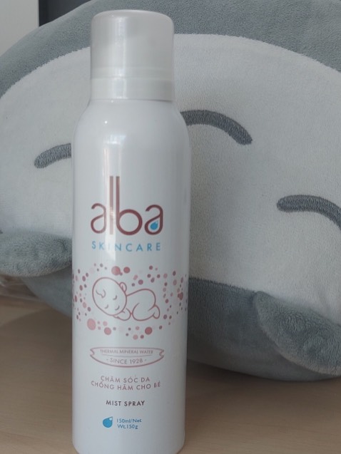 Thành phần thiên nhiên ,sản phẩm không có cồn , chiết xuất yến mạch nên rất an tâm khi sử dụng cho bé. Ngoài ra mình rất thích sản phẩm ở dạng xịt khá tiện lợi, thẩm thấu nhanh và không gây bết dính trên da bé , mùi thơm nhẹ, dễ chịu 
Sau 2 ngày sử dụng bé giảm hẳn mẫn đỏ , ngứa