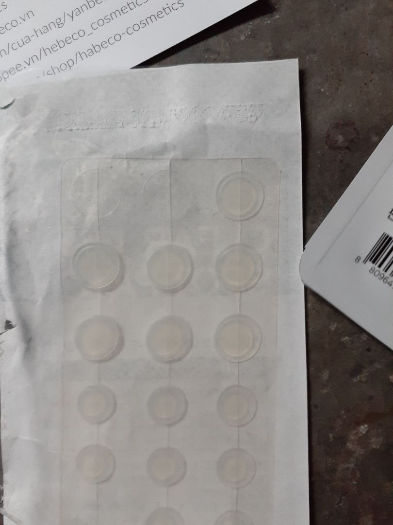 miếng dán không lộ.khá dễ chịu. mình rửa mặt bằng máy rửa mặt 3 lần mà ko bị bong ra.