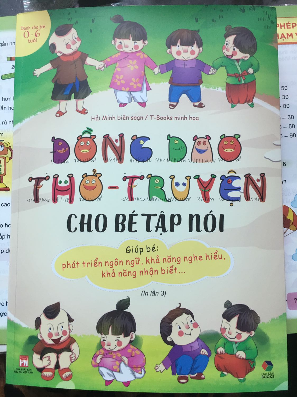 Sách khổ to, dày dặn, in sắc nét, chữ to, hình ảnh đẹp. Mình là người lớn mà còn rất thích. Bé nhà mình cứ mở ra đọc suốt. Cảm ơn shop!
