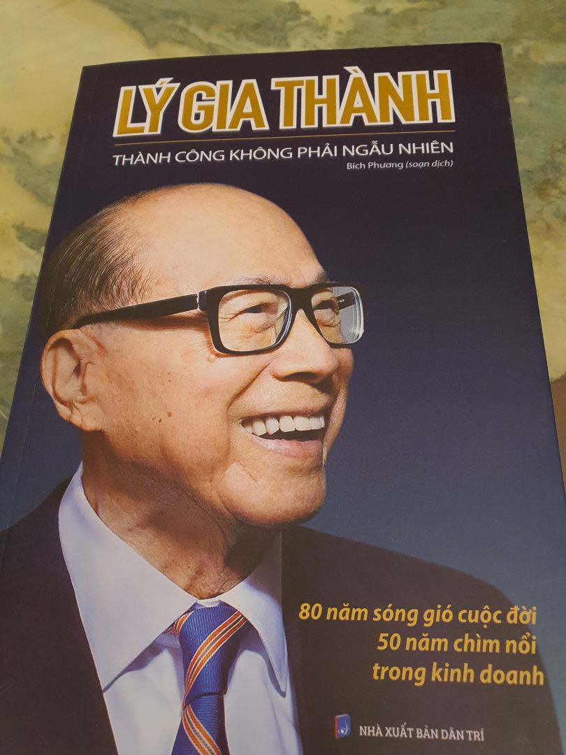 chưa kịp đọc nhưng mà sách về tay thì đẹp, ko có gì phải chê cả. Đây là nv mình đã ngưỡng mộ từ lâu, cũng đã đọc 1 số cuốn ebook khác và nghe audio về ông nhưng nhất định phải mua 1 cuốn về để đọc trong dịp năm mới này😊