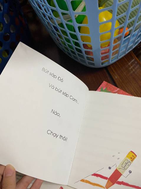 bạn em thích tô tô vẽ vẽ với màu chì màu sắp này hơn, kể cả có tô vào sách cũng ko vấn đề j