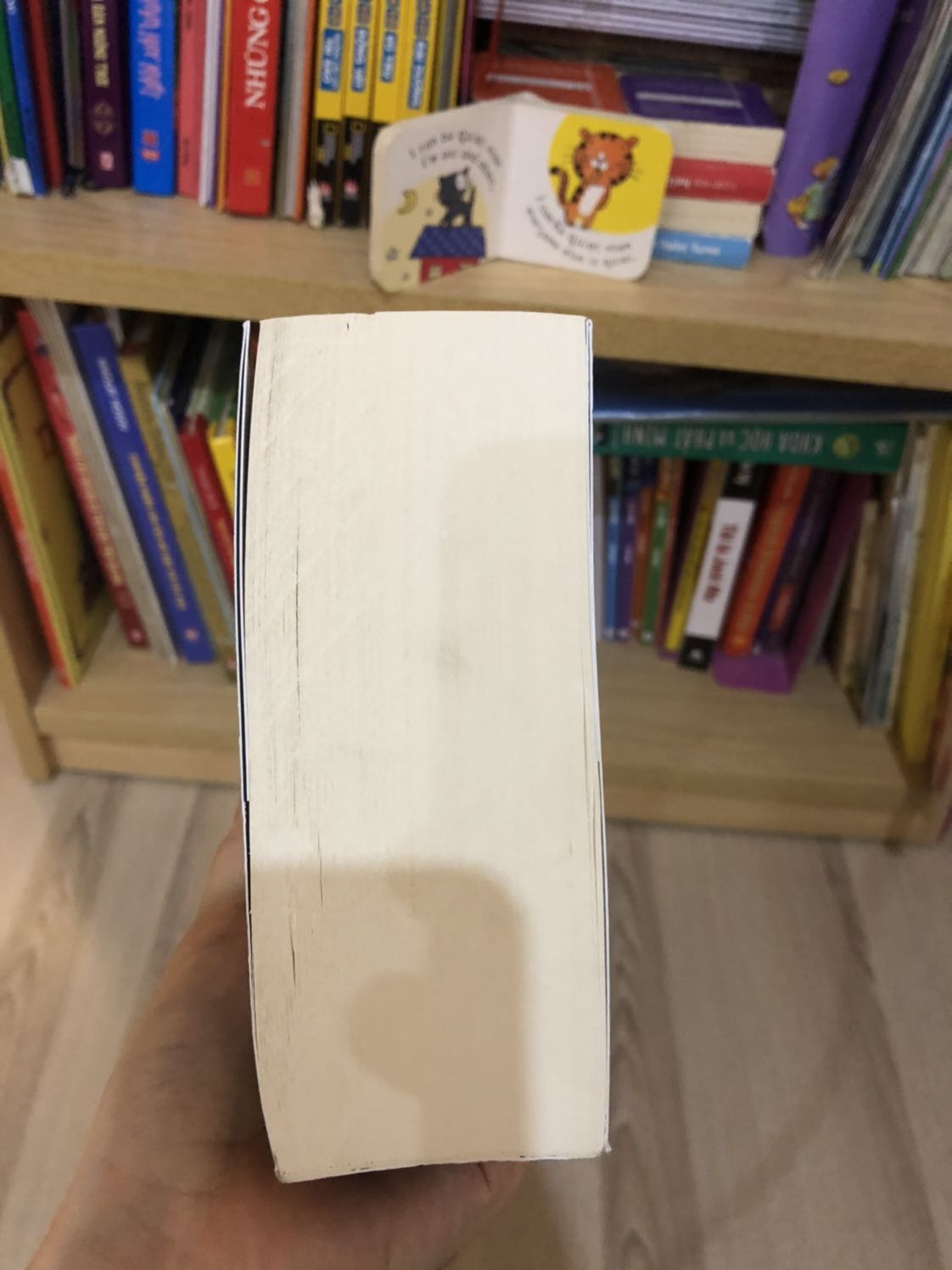 Giá: thời điểm mình mua giá là 348k+35k phí ship. 
Về nội dung: siêu hay, nên có trong tủ sách gia đình (bố mẹ con cái đọc đc tuốt). 
giao hàng: khá nhanh. 
Đóng gói: theo phong cách hơi bị lãng phí đặc trưng của tiki
Chất lượng sản phẩm: sách chuẩn có tem của nxb, giấy in theo kiểu thân thiện môi trường rất thích, chữ to dễ đọc.
Điểm không hài lòng: 4 quyển thì có 2 quyền không bọc kín, hơi bẩn và quăn góc nhưng không đến nỗi lắm nên không yêu cầu đổi trả do vấn đề này.