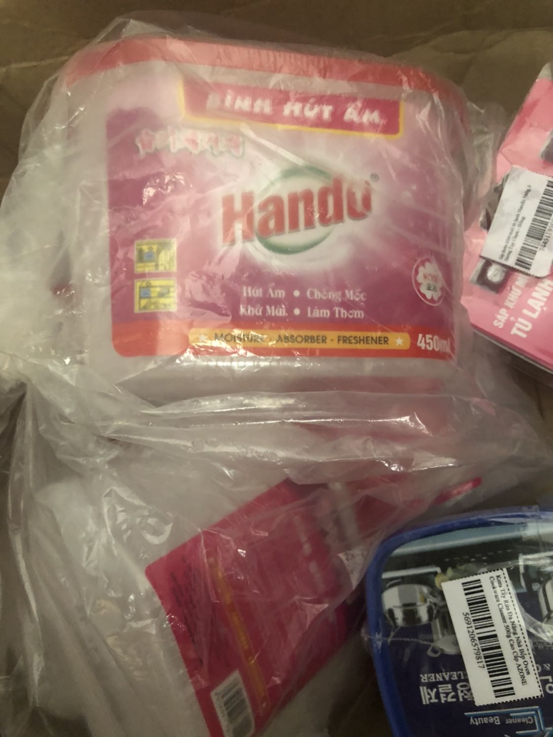 Hút ẩm khá tốt,mọi khi tủ nhà mình mở ra hầm hầm cái mùi khó chịu,từ khi bỏ cái hủ này vô là nó hết hẳn,thấy giảm giá oder 6 hủ xài thử thấy ok