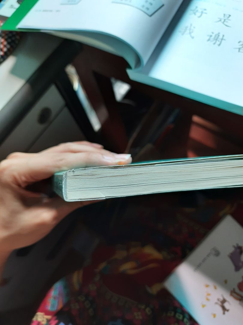 Trước giờ mua sách của tiki đều rất hài lòng, nhưng đến hôm nay nhận hàng lại bị một cuốn sách như thế này. Sách hơi bụi, bìa sách xước, trang đầu tiên bị rách và nhăn nhúm, mở ra bên trong cũng có nhiều trang sách bị nhăn như vậy =((
Mong tiki chú trọng hơn.