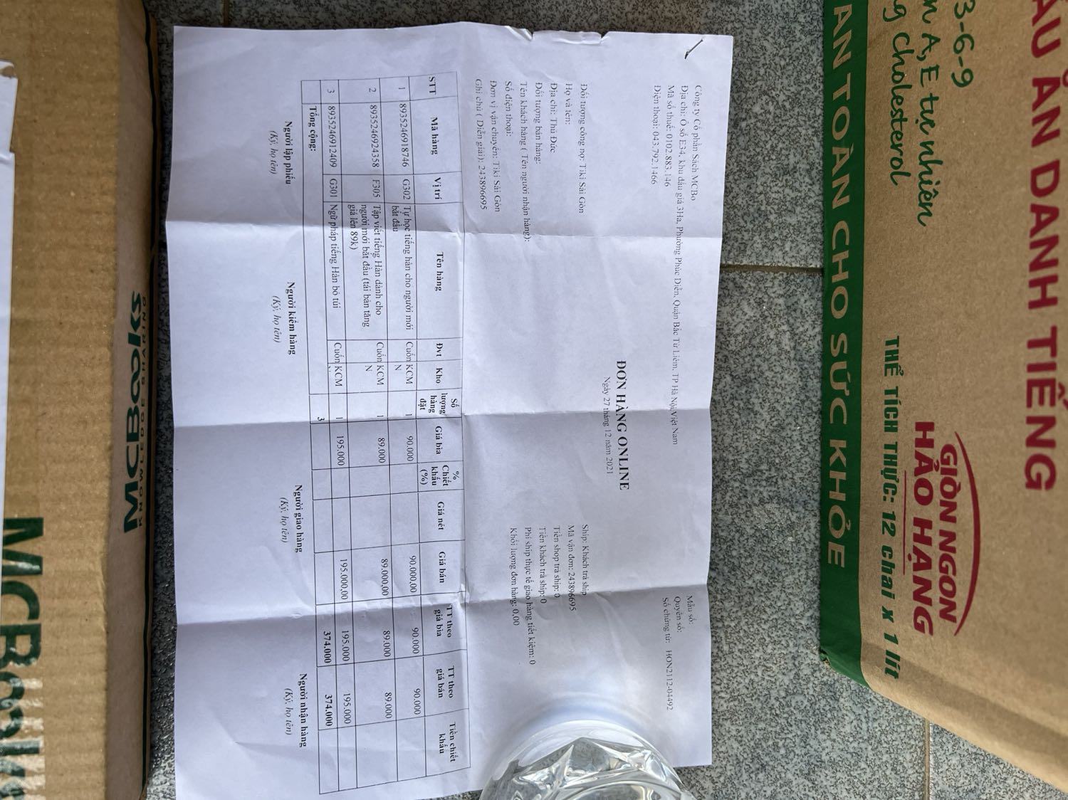 Shop ơi, giao nhầm hàng cho tôi rồi. Tôi đặt là 10 truyện tranh, giờ nhận hàng là đơn hàng khác rồi? Xử lý sao giờ shop?Địa chỉ giao hàng và người nhạn khác nhau?