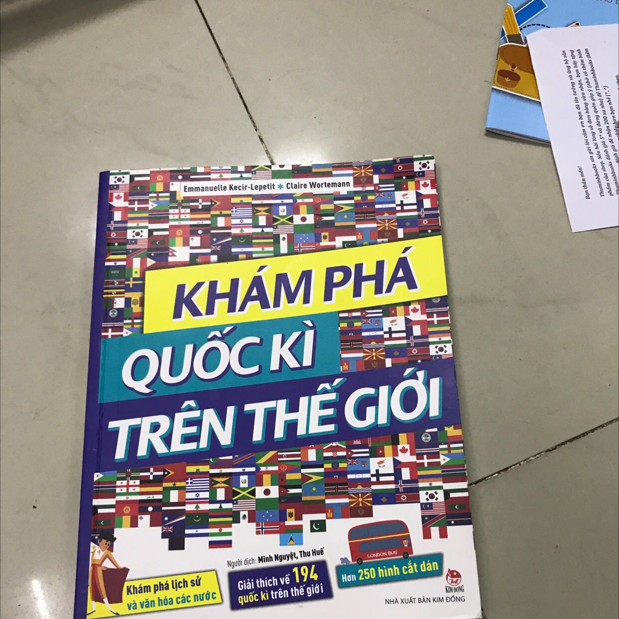 Quyển sách hay, thú vị, màu sắc thu hút. 2 anh em Bé ôm đọc cả ngày ko chán. Có hình dán lá cờ, con vật thích lắm.