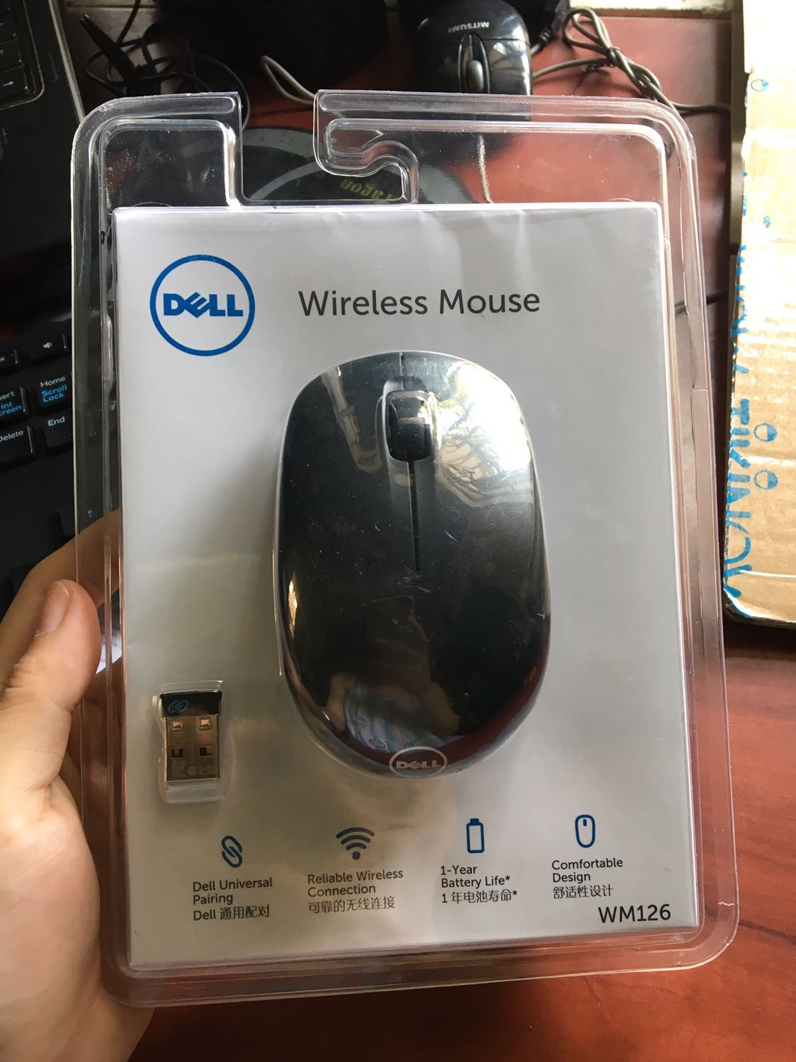 Mình mua được hơn 1 tháng rồi bây giờ mới review.
Cảm giác xài rất thích, giống với chuột cũ Dell mình từng dùng nhưng kích thước có nhỏ hơn một tí
Bên trong có đánh dấu ngày tháng mua để bảo hành nên rất yên tâm nếu có hư hỏng
Mình quan sát thấy giá sản phẩm k dao động nhiều nên nếu các bạn có ý định mua thì cứ mua đi.
Đóng gói cũng rất cẩn thận, thường tem dán không chắc chắn do bên tiki lột tem ra để ghi ngày tháng bảo hành bên trong chuột, chứ kp hàng giả đâu các bạn.
Có kèm theo pin chính hãng nữa
Nói chung là hài lòng. 
Mình mua cả bộ bàn phím và chuột không dây.