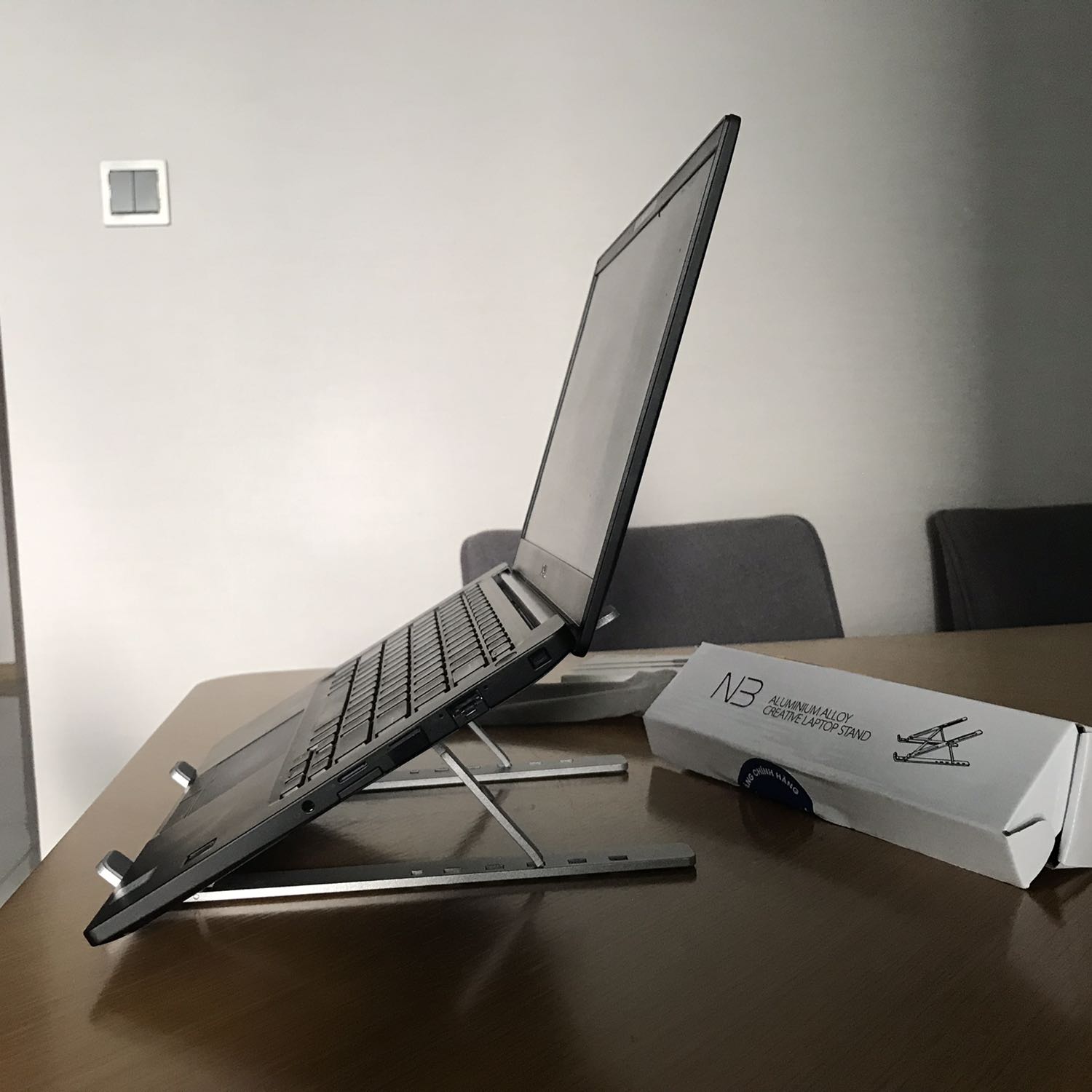 Tiki giao hàng sớm hôm nay so với ngày 8/11 thông báo khi đặt hàng ngày 30/10. Hàng đóng gói kỹ, đảm bảo chất lượng đến khách hàng. Đế tản nhiệt chính hãng Horizen đúng như cam kết, rất tốt khi sử dụng. Đây là đế  Horizen thứ 2 tôi mua cho gia đình, mọi người nên mua và sử dụng.