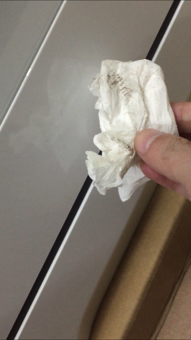 Có bác nào dính trường hợp như e ko??? Nhận thùng nguyên đai nguyên kiện nhưng mở máy ra thì ngoài cửa có vết bẩn dính két, bên trong khoang rửa thì dính cả nước. Máy mới tinh thì bên trong có nước đc ko ạ??? Phản ánh bên tiki trả lời là có nước là do thử máy trc mới giao đến cho khách hàng. Còn khách hàng nhận thì ko được thử. Đã ko đc thử thì chẳng có bên nào đc thử hết!! Máy có làm sao thì trả lại bên nhà sản xuất Electrolux chứ sao phải thử. Chờ 2 ngày ko phản hồi m gọi điện lại bảo chờ tiếp 2 ngày nữa để làm việc với bên bán. TÓM LẠI CÓ BÁC NÀO MUA MÁY MÀ ĐC NGTA THỬ MÁY TRC HỘ MÌNH CHƯA Ạ???