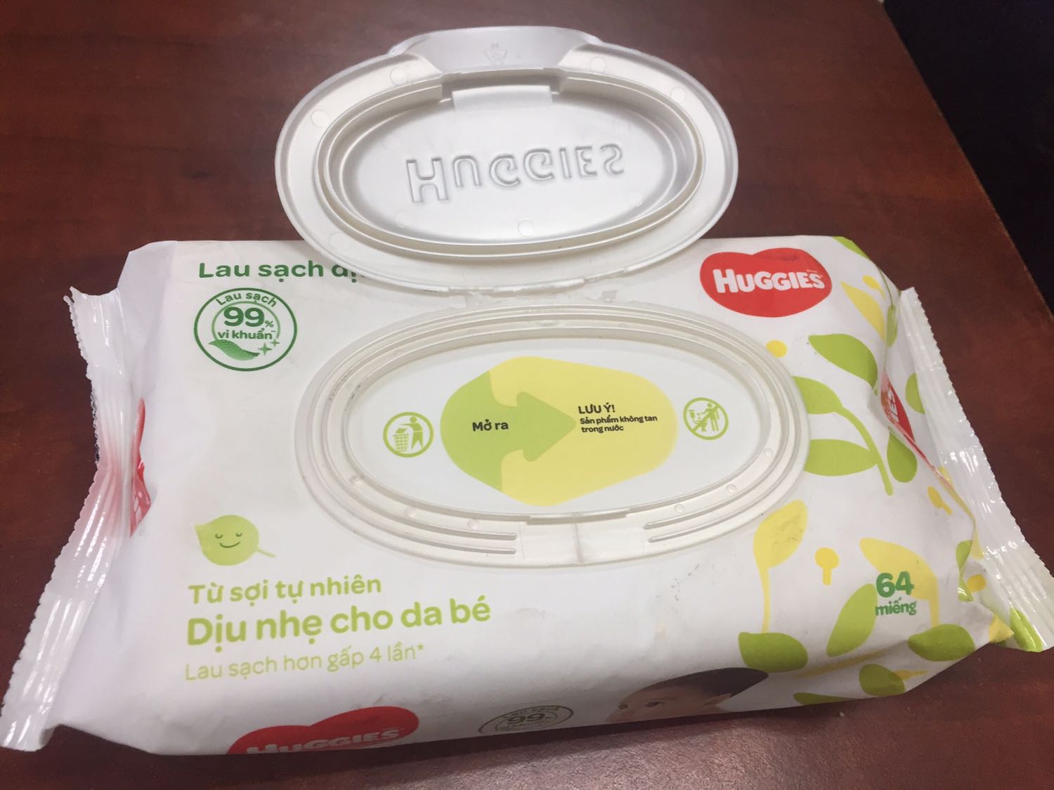 Sản phẩm giao hàng cho mình vô cùng cũ, bẩn, nắp mở đã hỏng luôn, mình vẫn nghĩ chất lượng sản phẩm tốt như những lần trước nên chủ quan không xem hàng. Mình còn đặt tiki save cho sản phẩm này nữa. Cảm thấy tiki đang *** dối khách hàng. Cực lù tức giận và thất vọng.