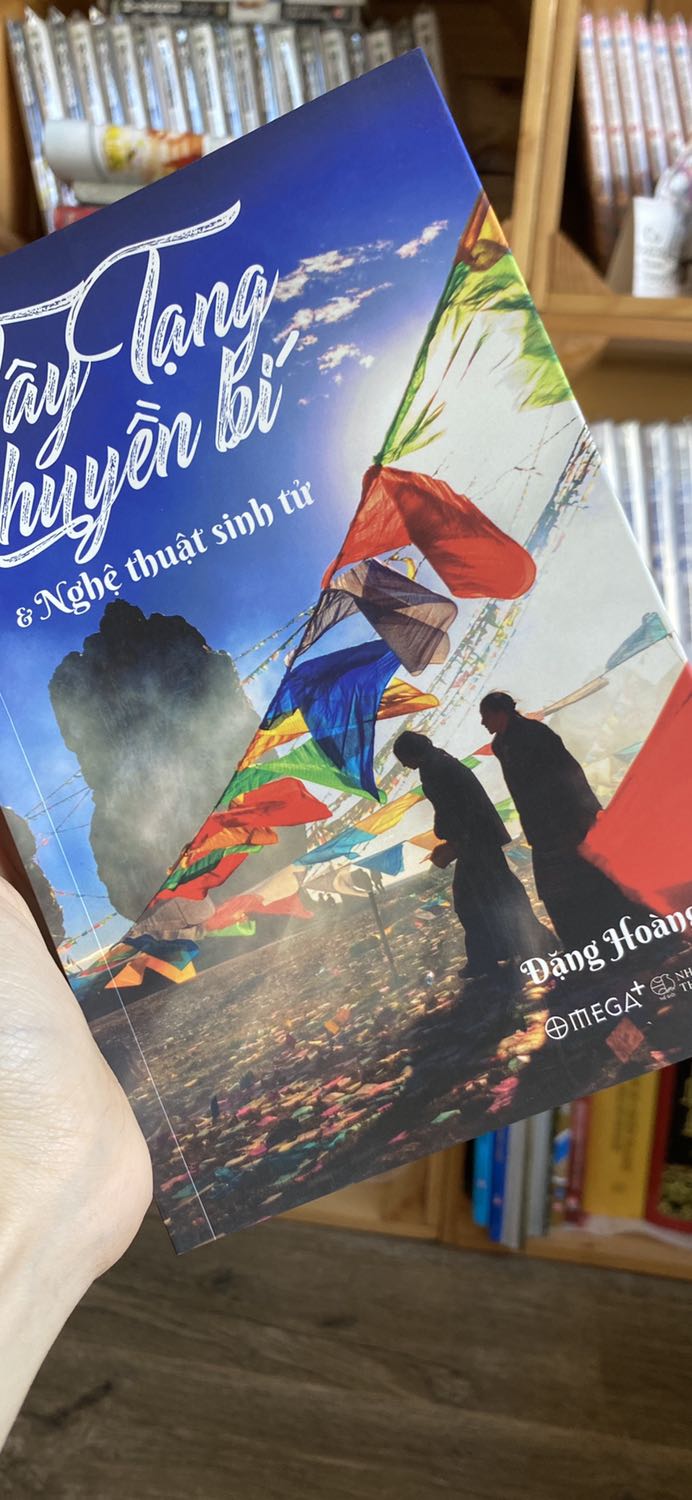 Chất lượng giấy và bìa khỏi chê. Tiki giao hàng siêu nhanh. 
Đây cũng là tác phẩm nổi bật cho Dòng sách văn hoá của Omega, mặc dù có thể hơi khó đọc (do cung cấp khá nhiều thông tin & định nghĩa) nên bạn sẽ cần thời gian để nghiền ngẫm và thấm được toàn bộ nội dung của cuốn sách. Xứng đáng có 1 cuốn sách như này trên kệ bách khoa toàn thư của gia đình