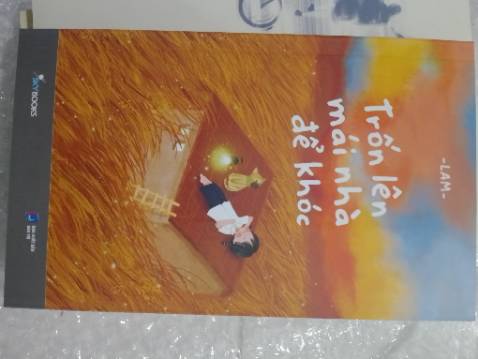 Shipper giao hàng nhanh, đóng gói cẩn thận + bìa đẹp
Bình thường mình sẽ đánh giá sách sau khi đọc xong. Nhưng với Trốn lên mái nhà để khóc mình phải đánh giá ngay khi vừa đọc được khoảng 40 trang. Tác giả dùng từ thật sự rất đẹp, cách viết rất nhẹ nhàng nhưng khiến người đọc cảm nhận được những nỗi buồn qua từng câu chữ...