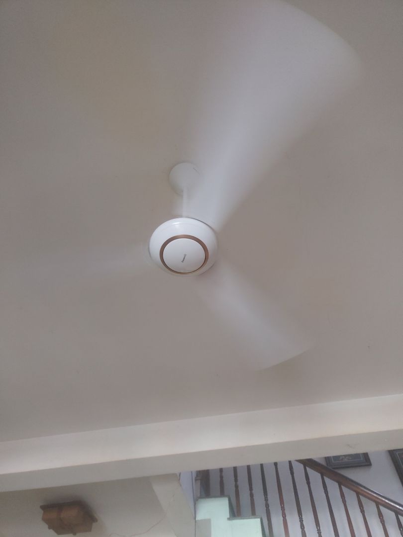 quạt pana cũ xài 12, 13 năm hư giờ mới thay cái mới này. quạt carm giác k mạnh nhưng mát lạnh luôn số 5 nhen. nghe theo khuyến cáo của nsx dùng hộp số kèm theo.