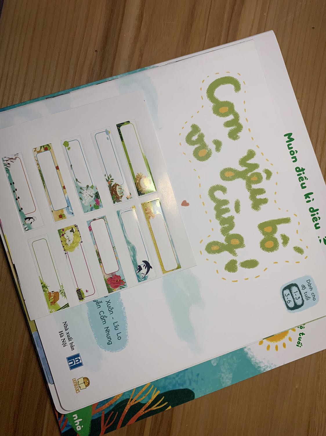 Sách xinh lắm ạ. Minh hoạ đẹp, lời thơ đáng yêu xỉu. Ôi đầu xuân năm mới lì xì cho các cháu mấy cuốn sách mà thích lấy thích để lăn lê bò toài đòi dì đọc cho nghe =))) Cảm ơn lionbooks nhiều nhiều.