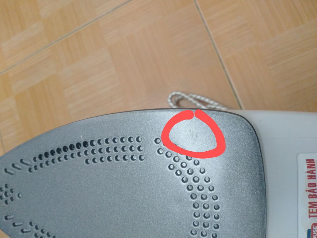 1. Thời gian giao hàng: đúng như dự kiến
2. Chất lượng 
- Ngoại quan: bề mặt đáy bàn ủi có vết trầy xước + lõm + chân cắm sạc cũng bị trầy.
- Vận hành: ủi khô lần đầu tiên có mùi nhựa khi đang làm nóng bàn ủi, khi đã nóng đều thì mùi nhựa giảm/k còn