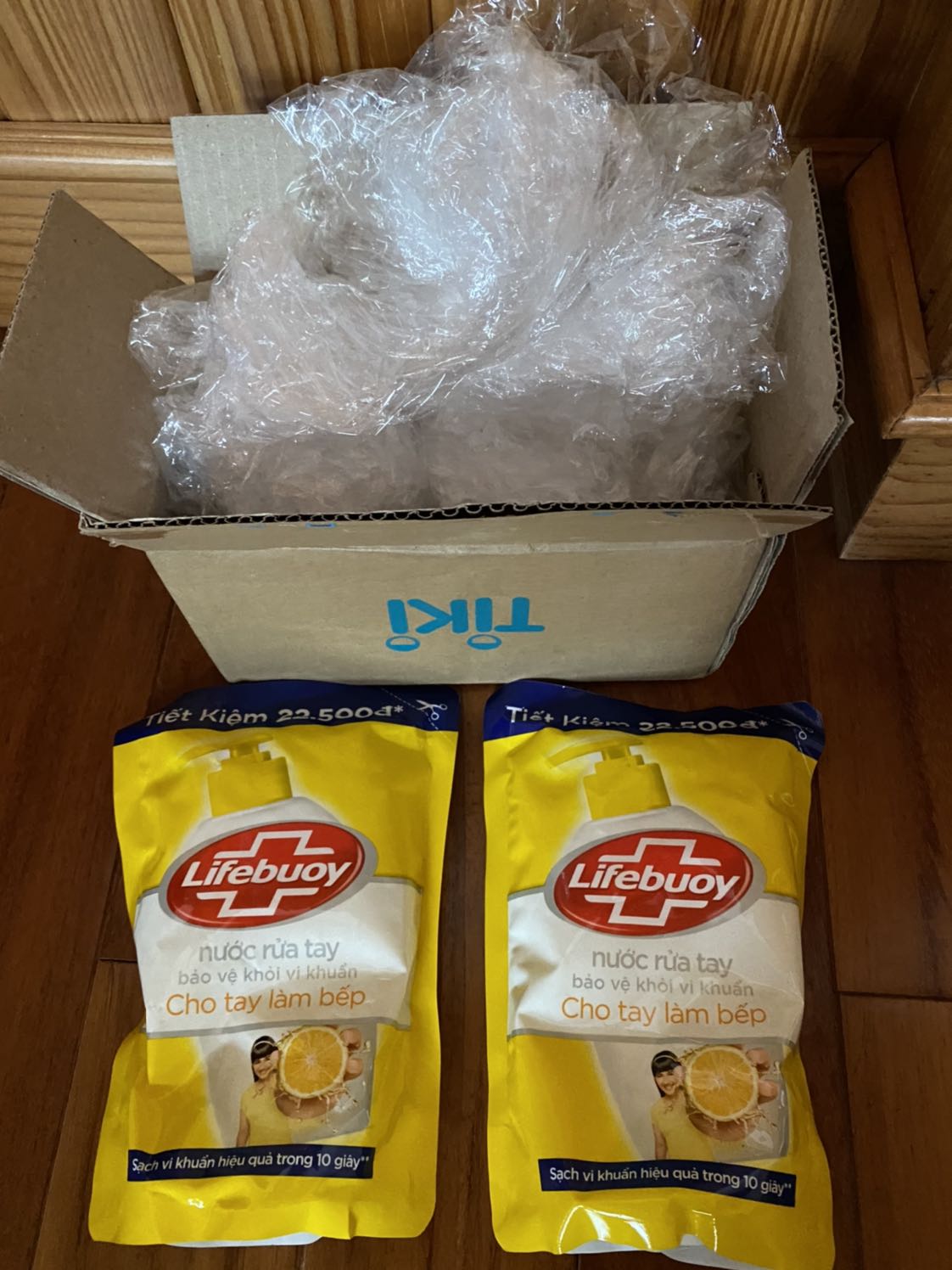 Tôi mới đặt hôm qua (8/2) mà đã nhận hôm nay (9/2) Tiki lên đơn và còn gửi email thông báo về vận chuyển giao hàng kèm theo hoá đơn điện tử rất nhanh. Tiki đóng gói kỹ đến nỗi bọc thêm cả bao bì nữa vào trong hộp tránh gây hư sản phẩm. Về giao hàng nhanh quá xuất sắc chỉ có là dịch vụ Ninja Van. Cảm ơn Tiki và Ninja Van nhiều.