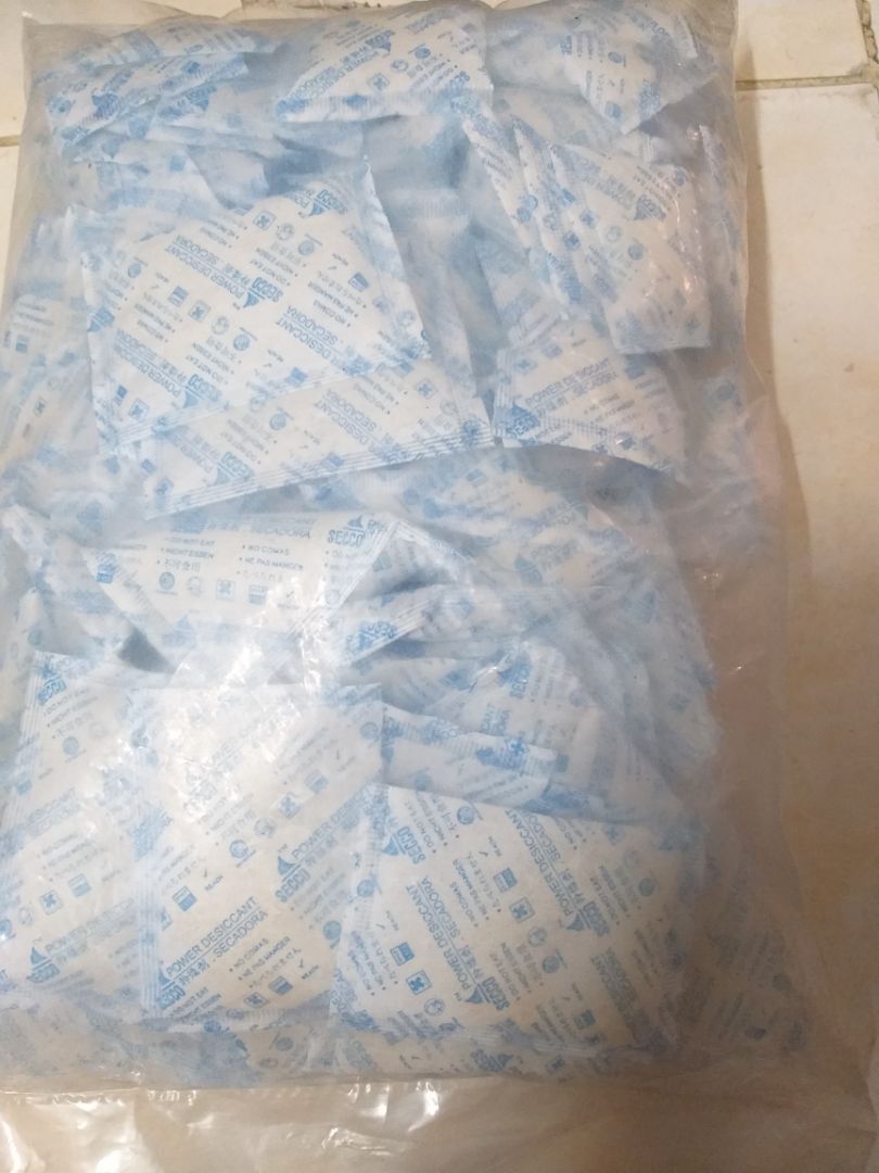 gói hút ẩm cũ đã bị no ẩm chuyển sang màu vàng, có gói bị vỡ, hạt hút ẩm rơi ra ngoài. tôi muốn đổi hàng.